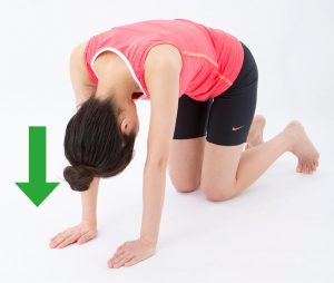 首の脊柱管狭窄症の簡単ケアは［重力首伸ばし］。痛み・しびれがすぐ和らぐ人も